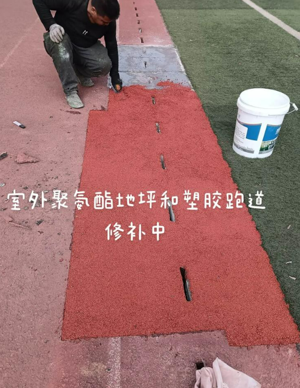佛罗镇球场地面翻新维修，核心是先诊断破损